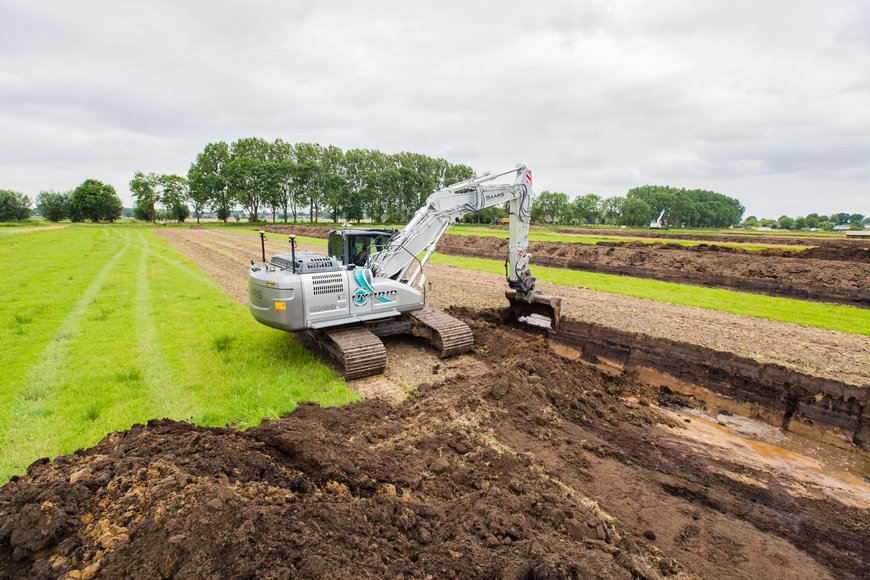 FULLY EQUIPPED HYBRID SK210HLC-10 WITH 2 PIECE BOOM IN THE NETHERLANDS